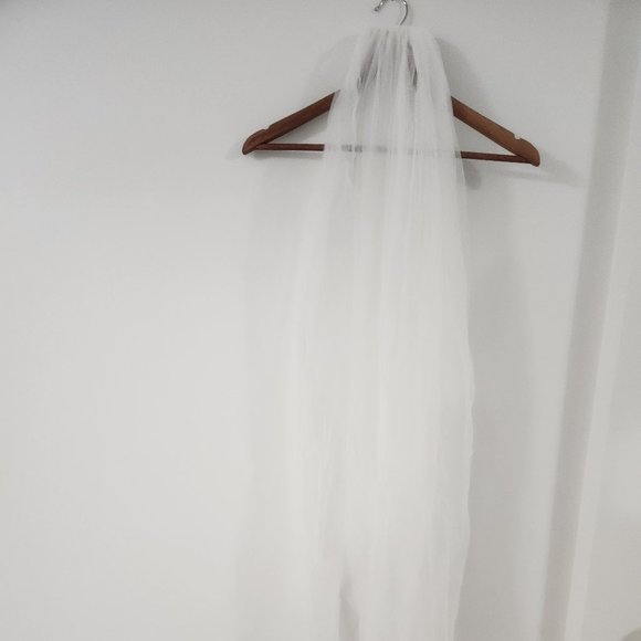 simple off- white fingertip veil - Picture 1 of 3